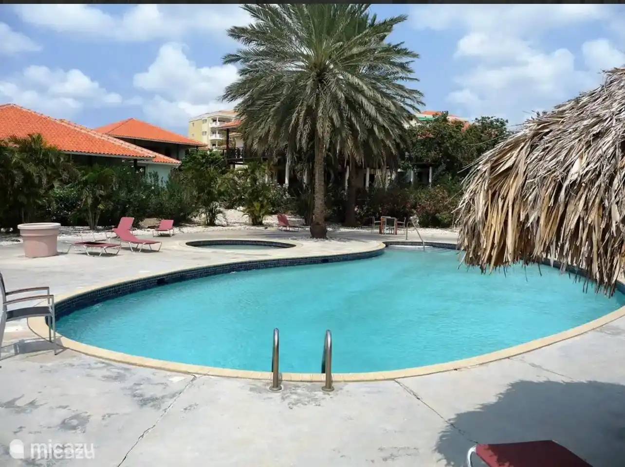 La piscine commune n’est accessible qu’aux clients séjournant dans le « Village » 