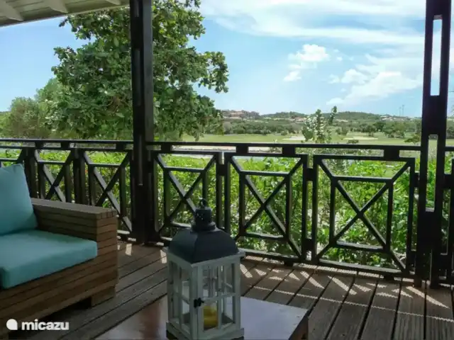 villa huren in Curaçao, Curacao-Midden, Blue Bay – Blue Bay Beach Villa@Pool De veranda met uitzicht op de golfbaan
