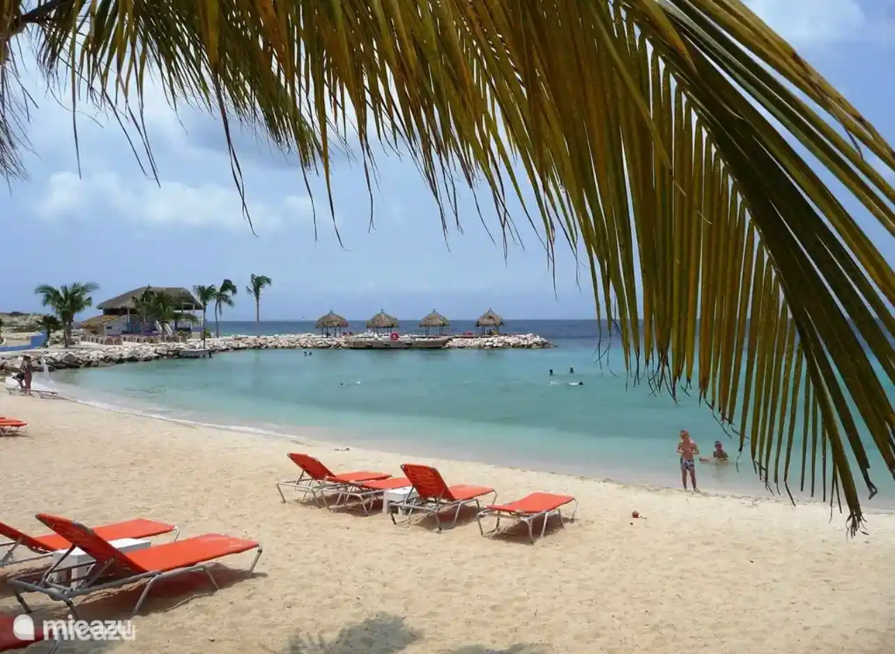 Grande plage de Blue Bay. Belle plage dans une baie tranquille avec utilisation gratuite de parasols et de transats pour nos clients.