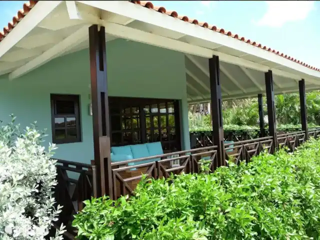 villa huren in Curaçao, Curacao-Midden, Blue Bay – Blue Bay Beach Villa@Pool Veranda met plafond fan en genoeg schaduw