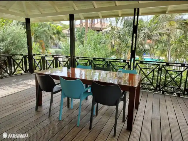 villa huren in Curaçao, Curacao-Midden, Blue Bay – Blue Bay Beach Villa@Pool Eettafel op de veranda