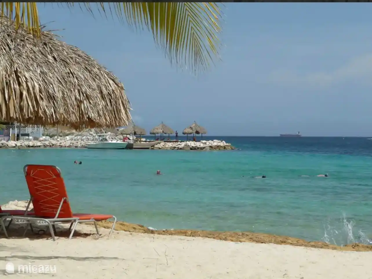 Belle plage tranquille dans la baie avec utilisation gratuite de parasols et de chaises longues pour nos clients 