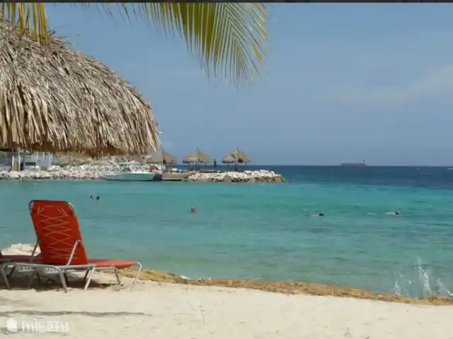 villa huren in Curaçao, Curacao-Midden, Blue Bay – Blue Bay Beach Villa@Pool Heerlijk rustig strand in de baai met gratis gebruik van parasols en ligstoelen voor onze gasten