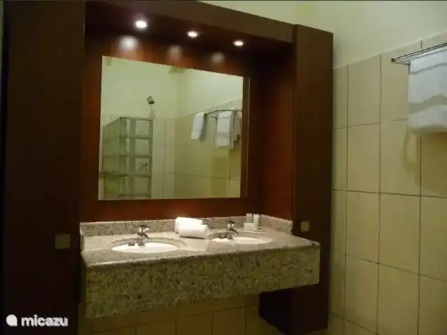 villa huren in Curaçao, Curacao-Midden, Blue Bay – Blue Bay Beach Villa@Pool Badkamer