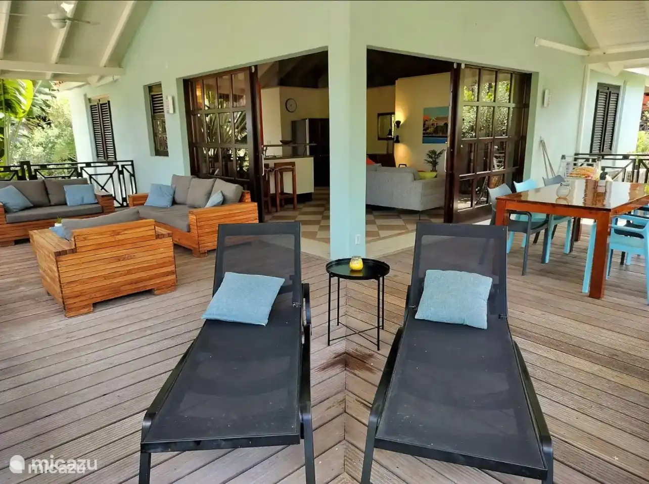 Terrasse avec mobilier