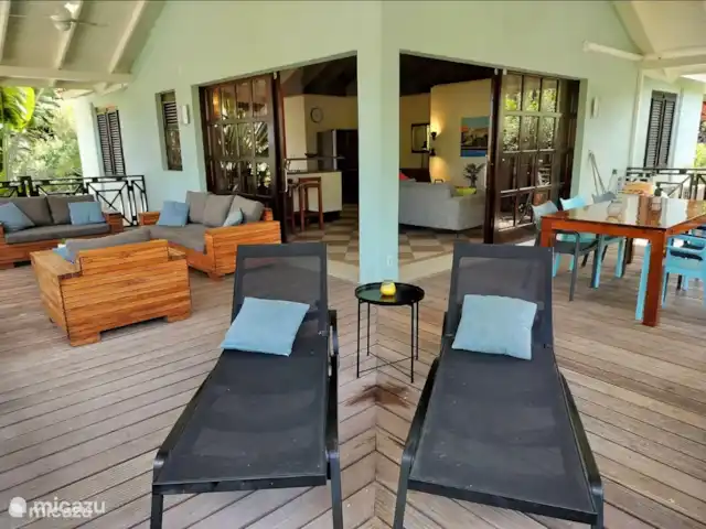 villa huren in Curaçao, Curacao-Midden, Blue Bay – Blue Bay Beach Villa@Pool Terras met meubilair