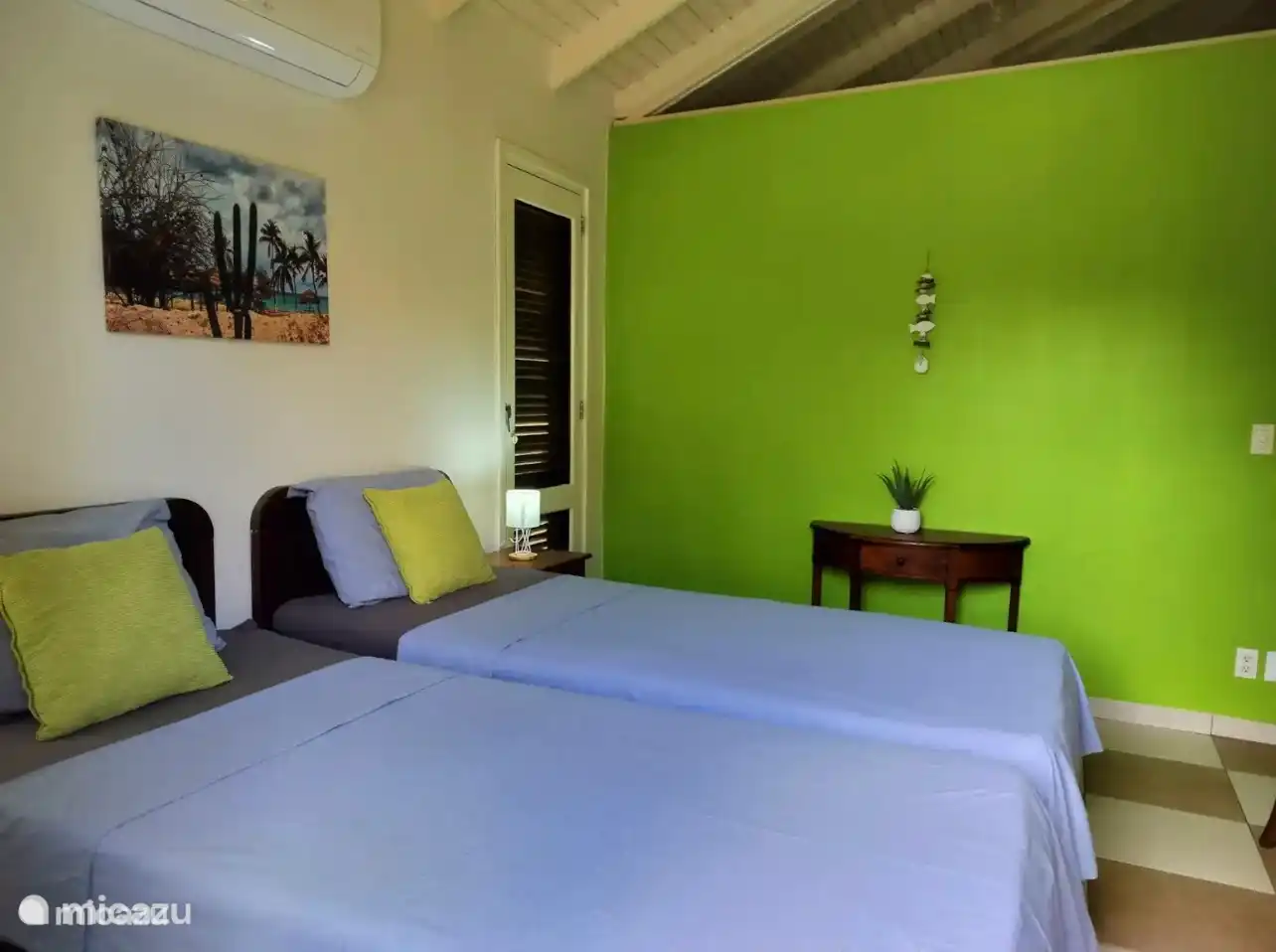 Chambre 2 avec 2 lits simples, climatisation et ventilateur de plafond