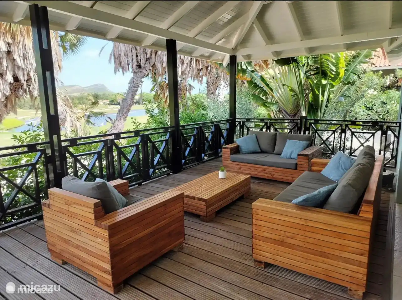 Véranda avec canapés de salon