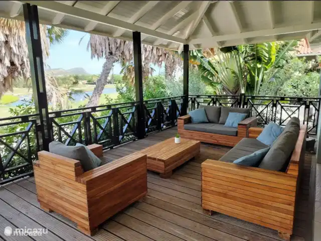 villa huren in Curaçao, Curacao-Midden, Blue Bay – Blue Bay Beach Villa@Pool Veranda met loungebanken