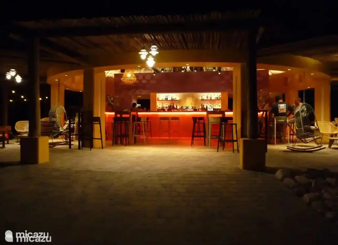 Bar de plage Blue Bay la nuit