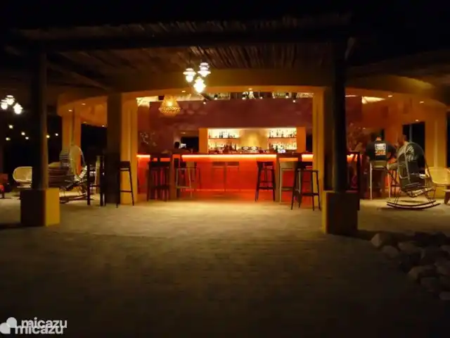 villa huren in Curaçao, Curacao-Midden, Blue Bay – Blue Bay Beach Villa@Pool Beach Bar Blue Bay at night