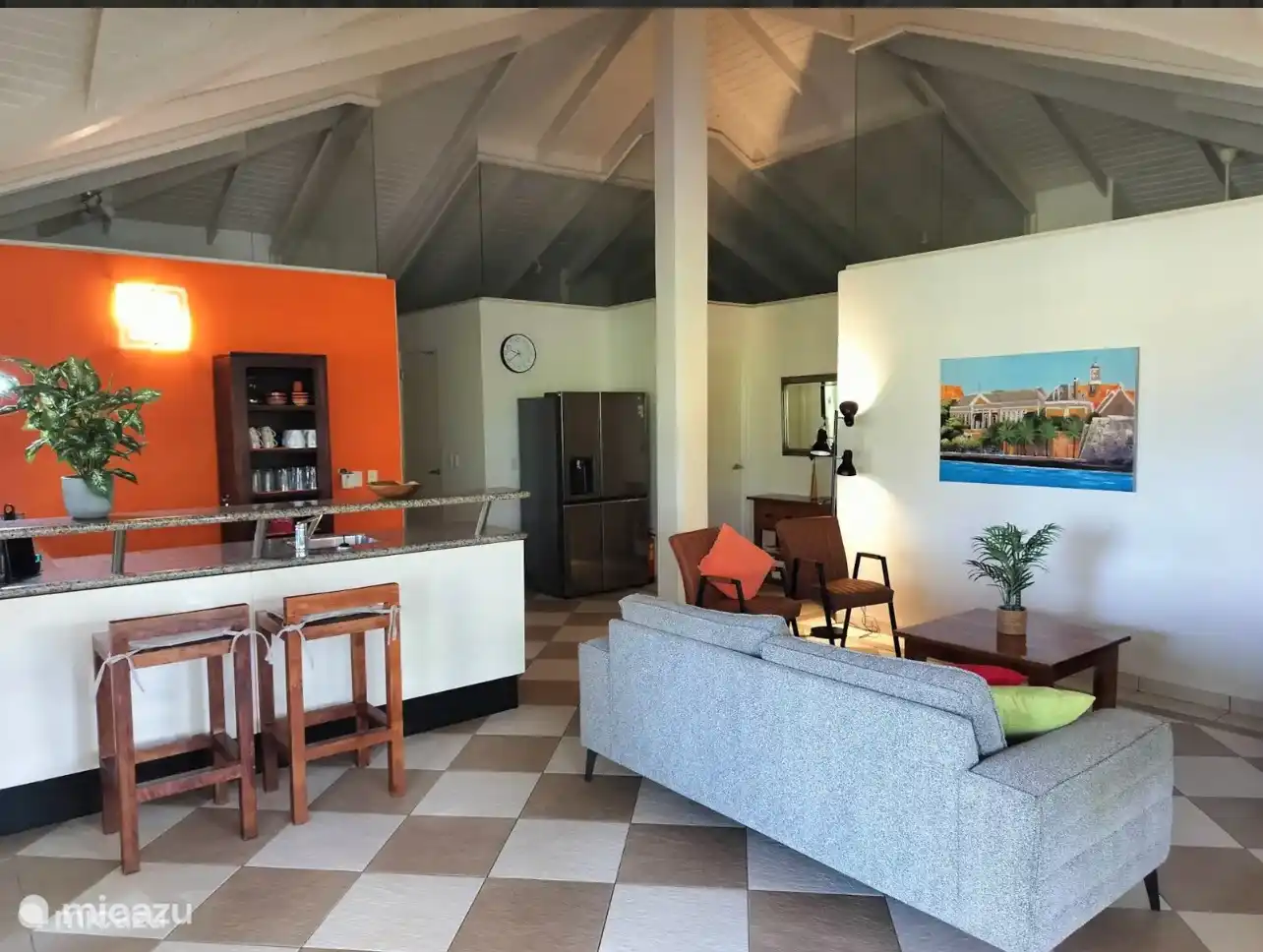 La cuisine ouverte et le salon avec climatisation et ventilateur