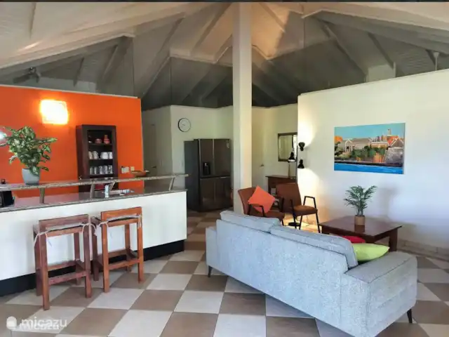 villa huren in Curaçao, Curacao-Midden, Blue Bay – Blue Bay Beach Villa@Pool De open keuken en huiskamer met airco en fan