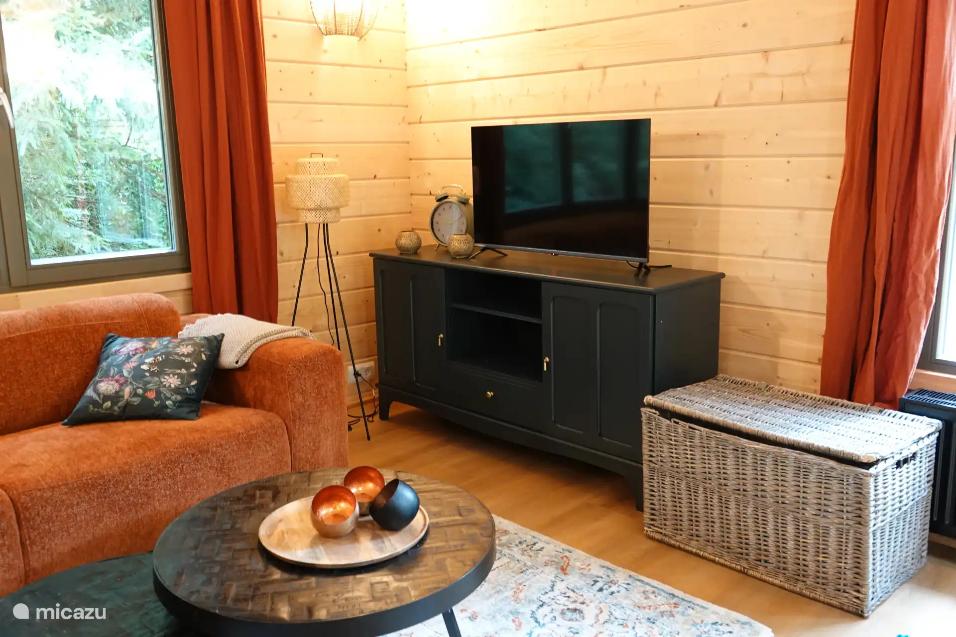 Wohnzimmer mit TV und Spielbox