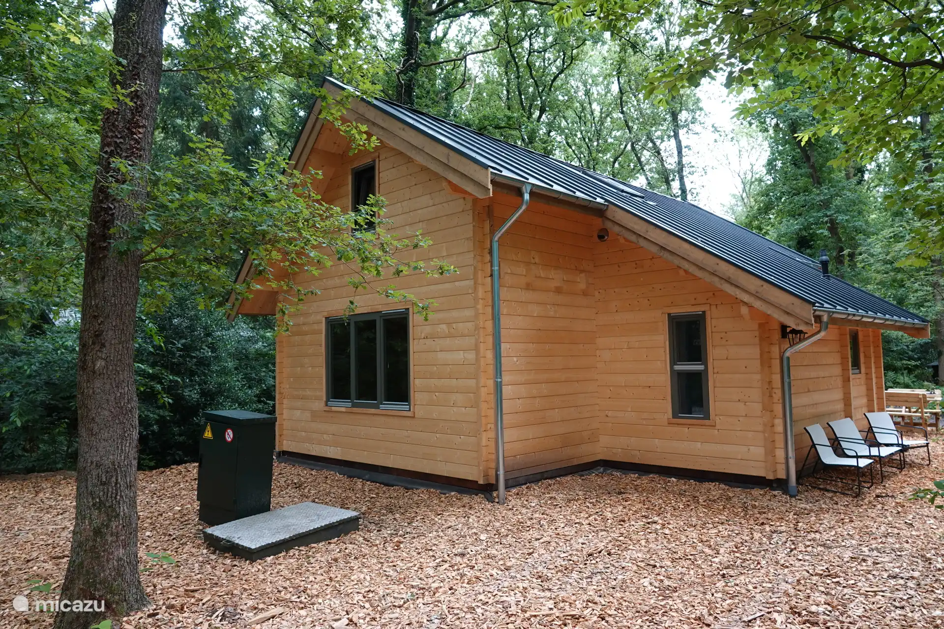 Ferienhaus am Straßenrand