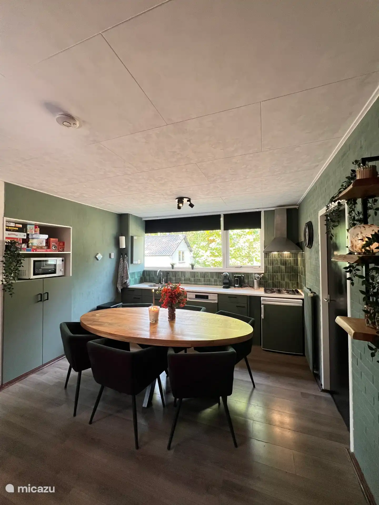 Attraktive Küche voll ausgestattet