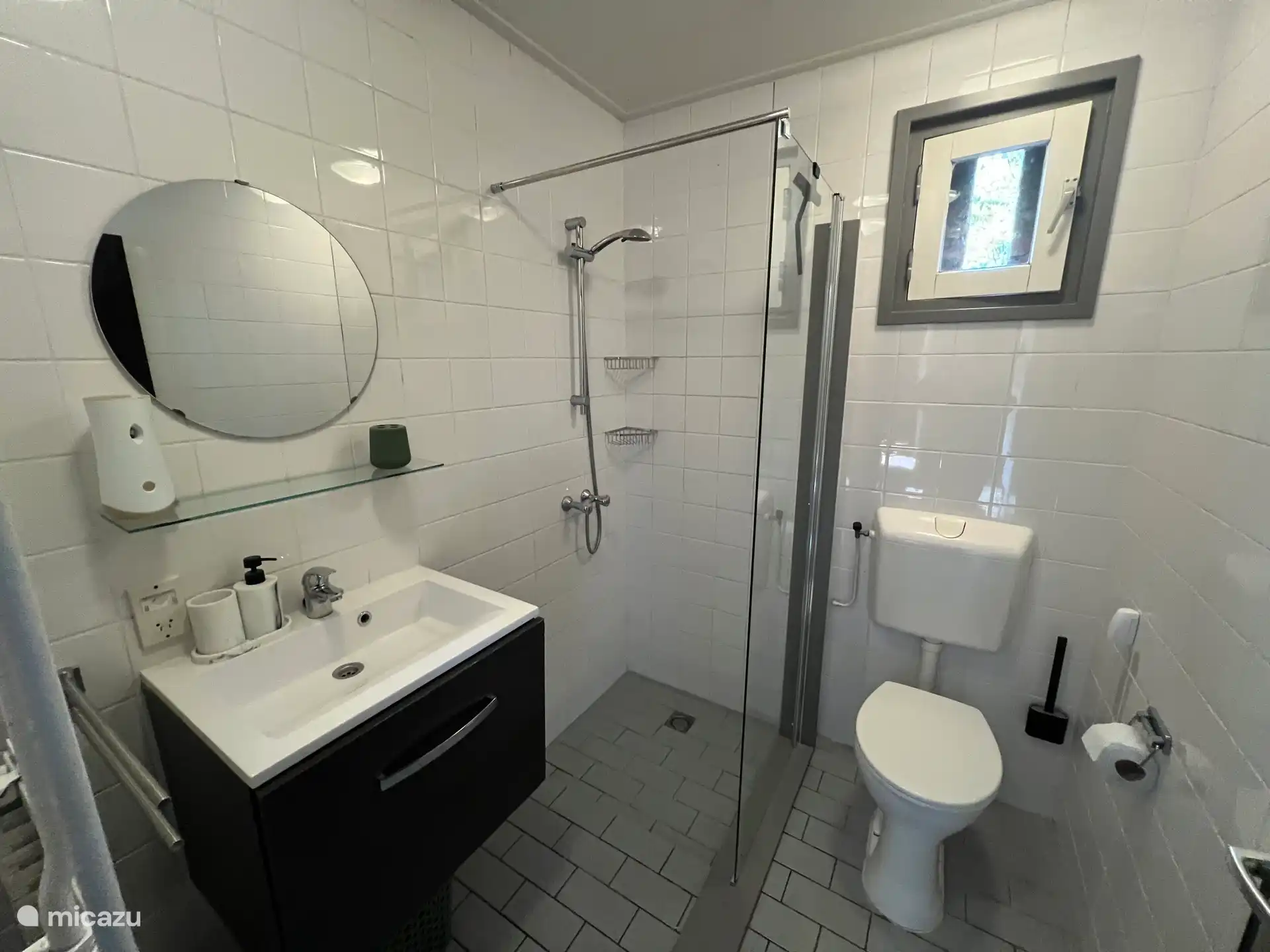 Badezimmer komplett ausgestattet 