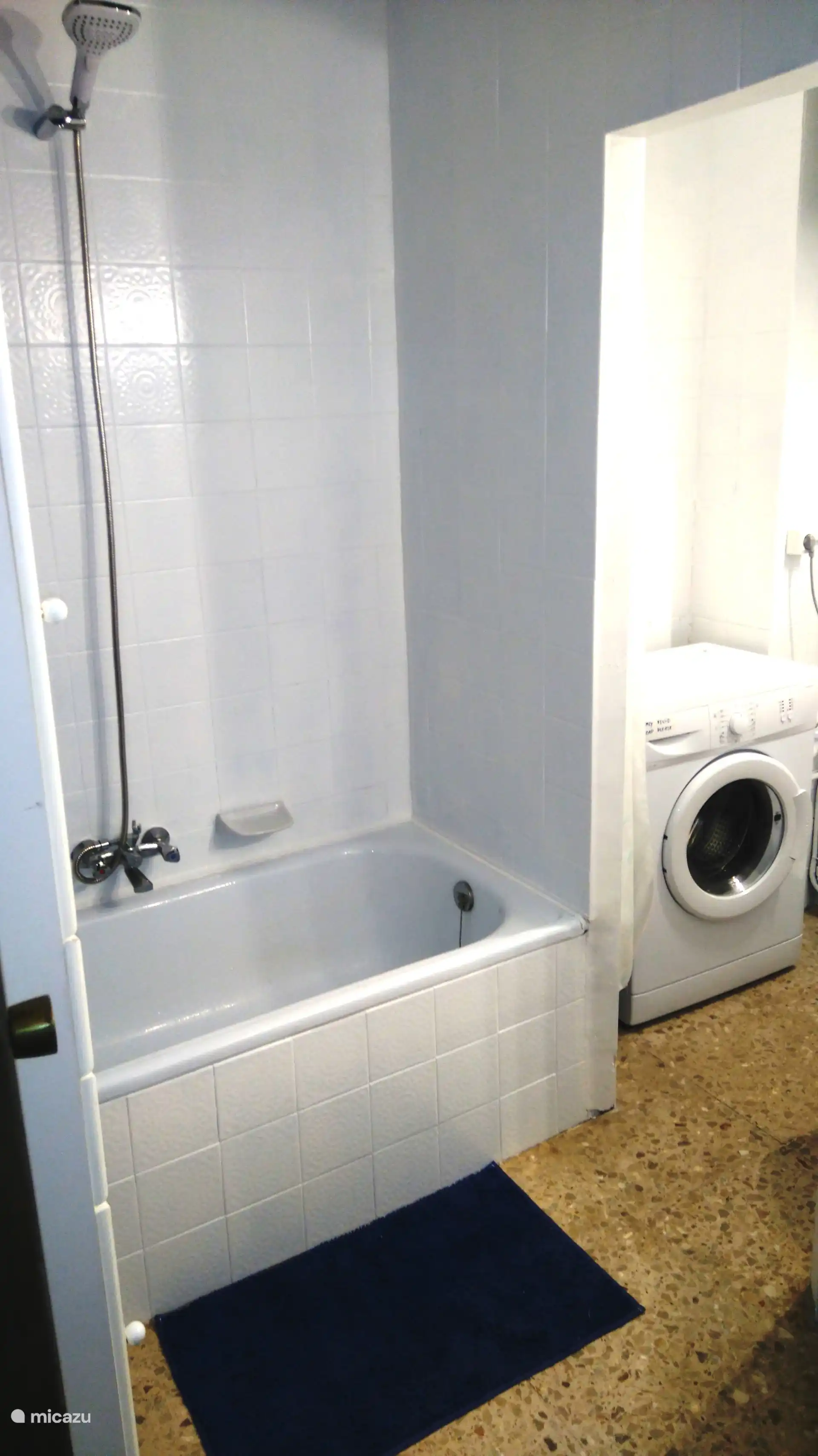 Salle de bain avec baignoire, WC et machine à laver !