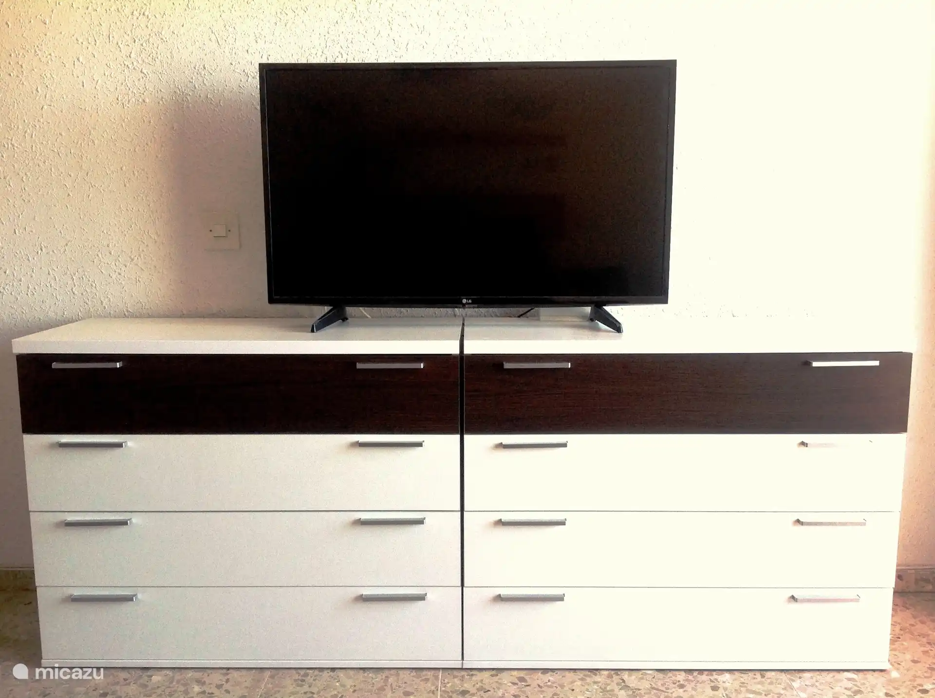 Nouvelle télévision avec connexion câble et satellite. Armoire avec tiroirs pour les vêtements.