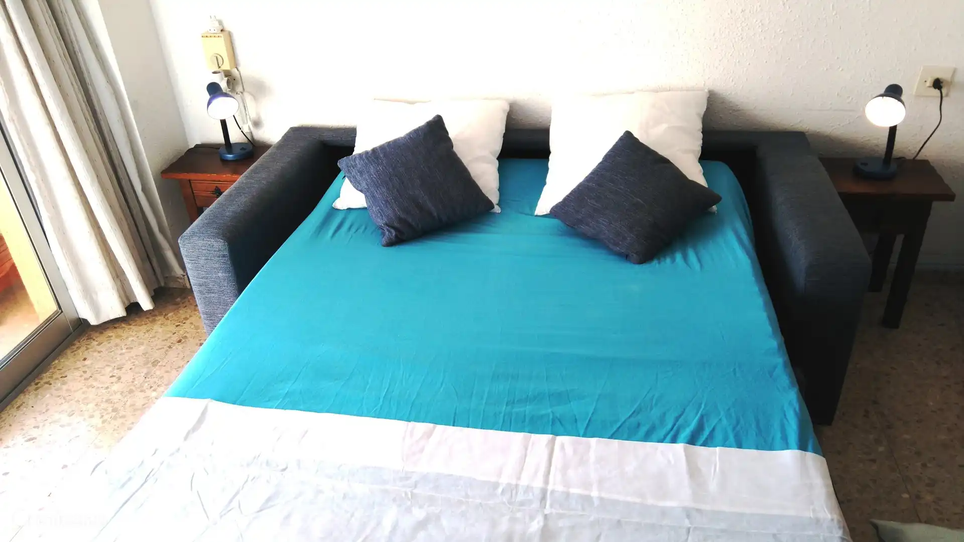 Luxueux canapé-lit récent.  