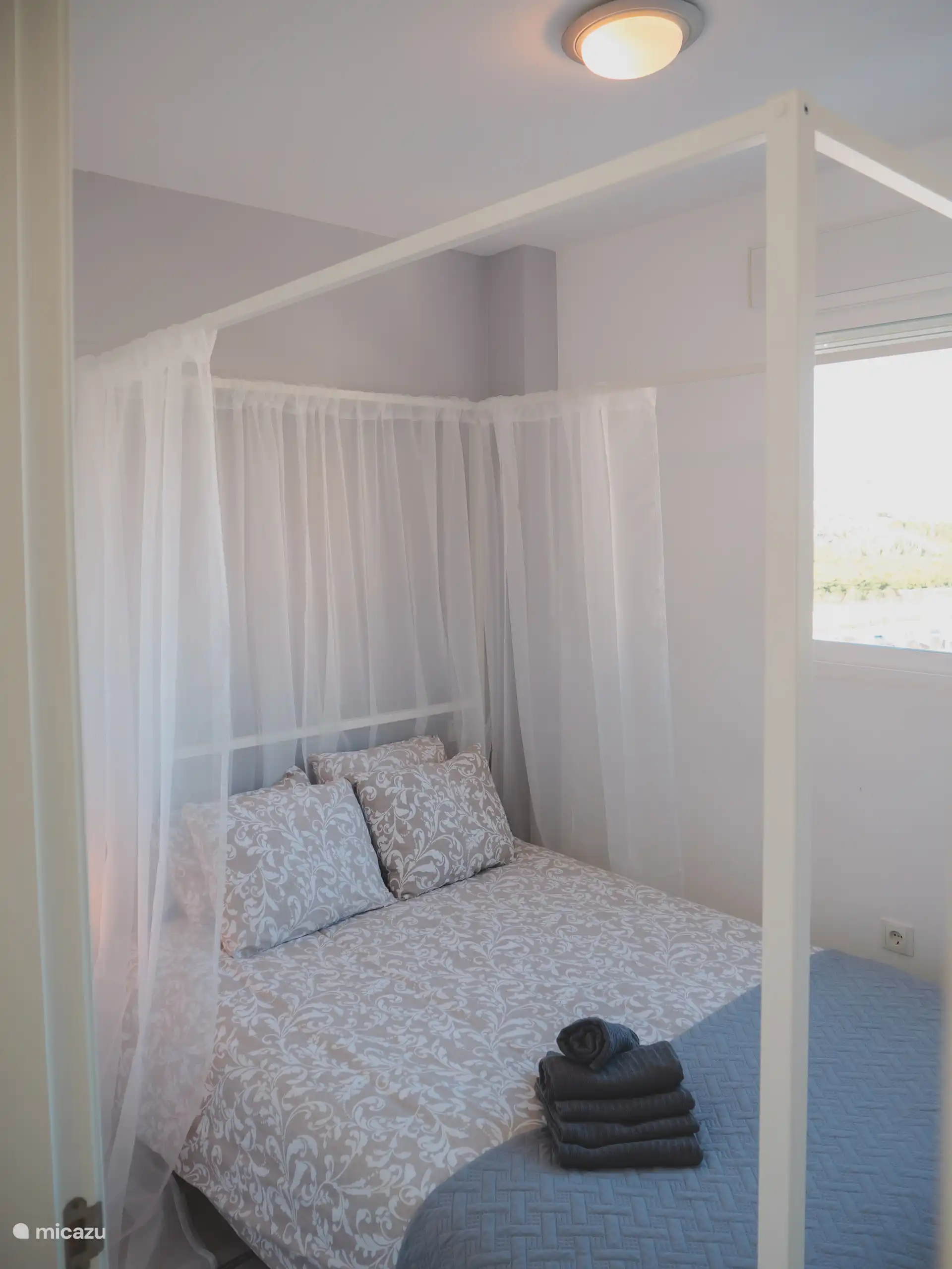 Schlafzimmer mit Doppelbett