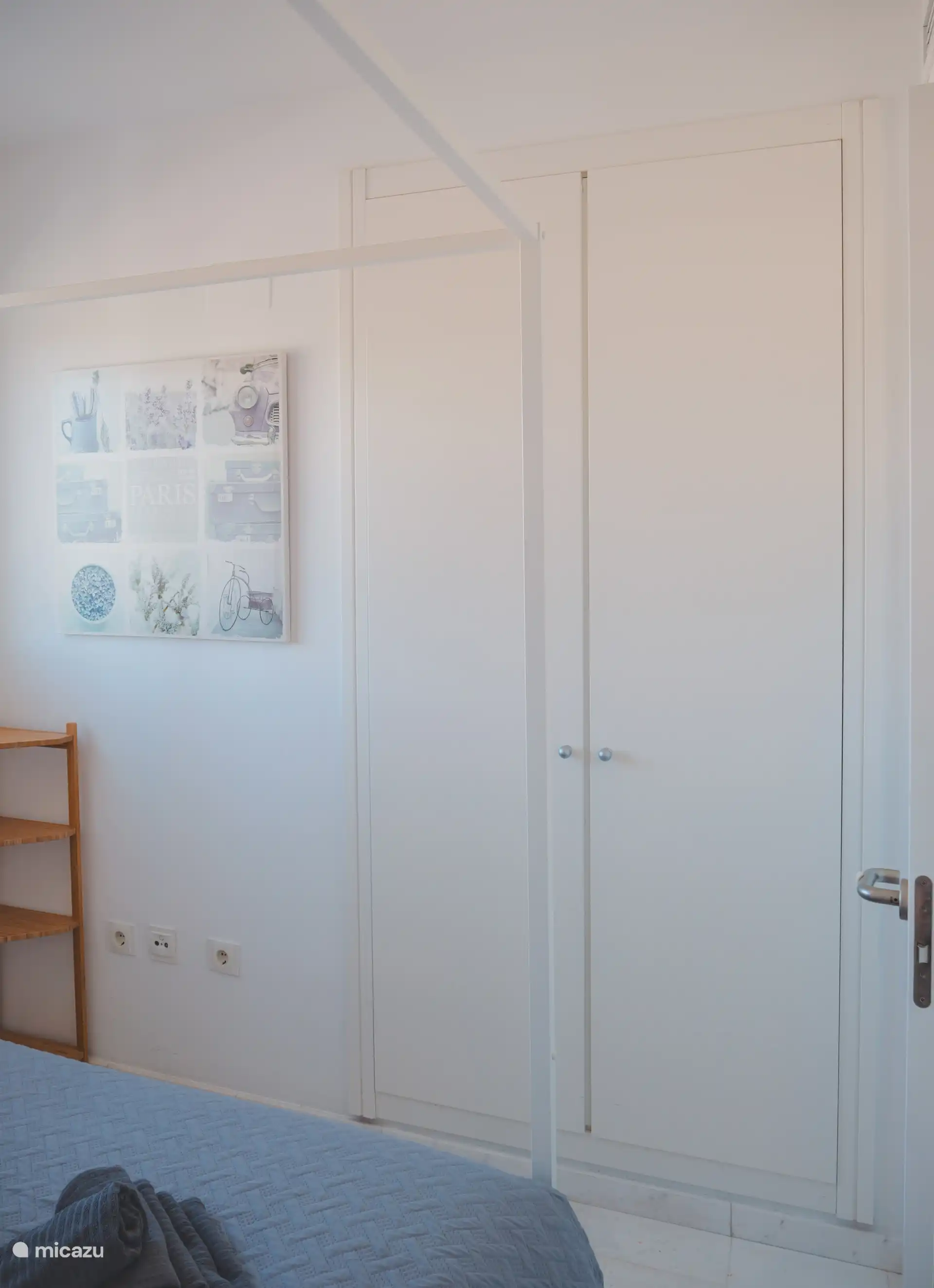 mit Kleiderschränken