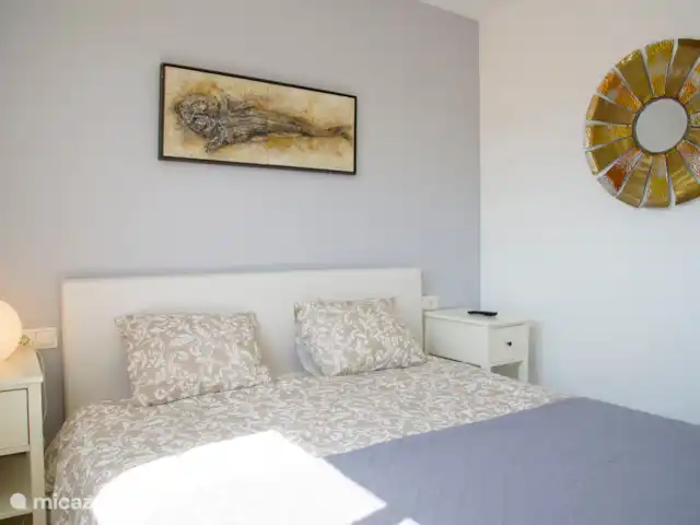 Location de Vacances Espagne, Costa Blanca, Alicante, appartement - Cinco Soles-Spacious Beach Apartment Chambre des maîtres avec salle de bain attenante