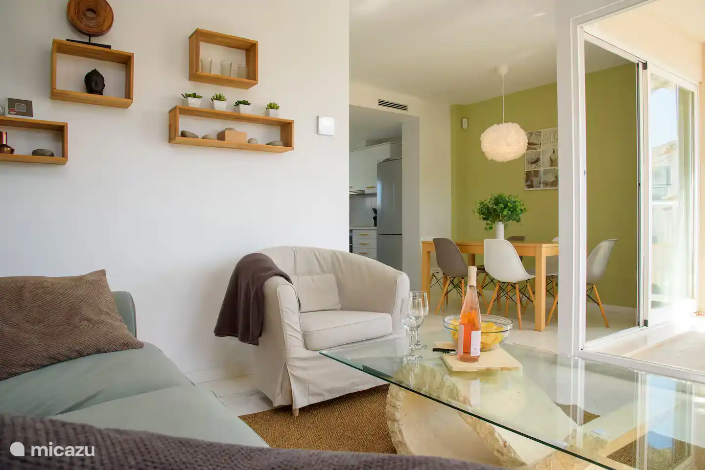 Wohnzimmer mit Schiebetüren zum Balkon 