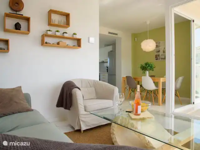 Location de Vacances Espagne, Costa Blanca, Alicante, appartement - Cinco Soles-Spacious Beach Apartment salon avec portes coulissantes donnant sur le balcon