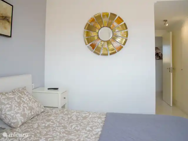 Location de Vacances Espagne, Costa Blanca, Alicante, appartement - Cinco Soles-Spacious Beach Apartment Chambre principale avec salle de bain attenante