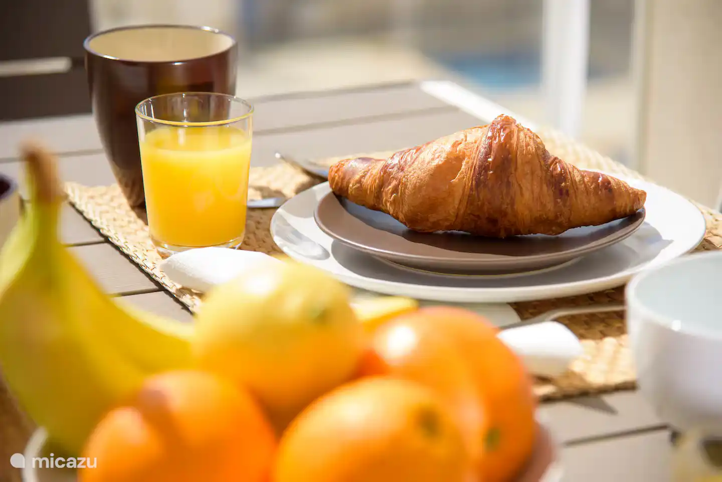 Genießen Sie ein leckeres Frühstück auf dem sonnigen Balkon