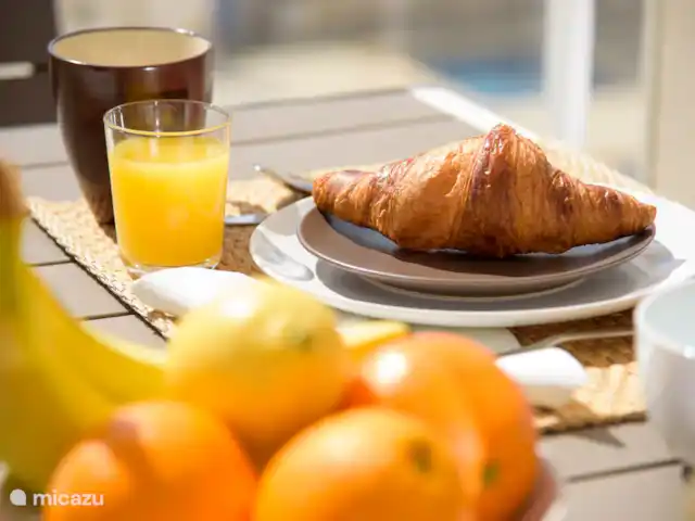 Location de Vacances Espagne, Costa Blanca, Alicante, appartement - Cinco Soles-Spacious Beach Apartment Profitez d’un délicieux petit-déjeuner sur le balcon ensoleillé