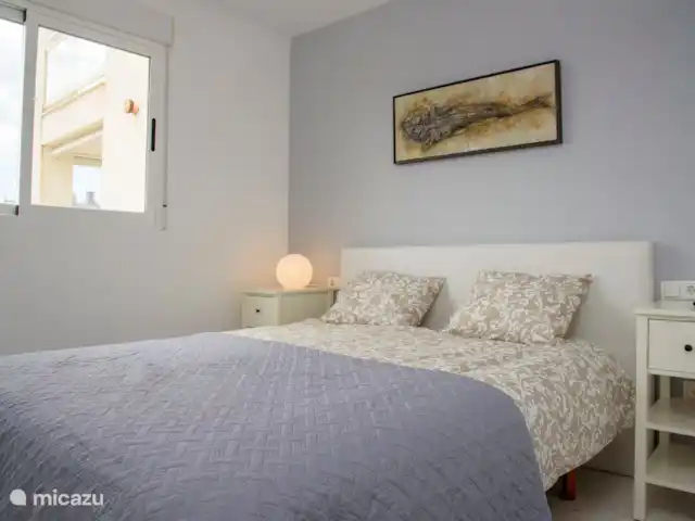 Location de Vacances Espagne, Costa Blanca, Alicante, appartement - Cinco Soles-Spacious Beach Apartment Chambre principale avec salle de bain attenante