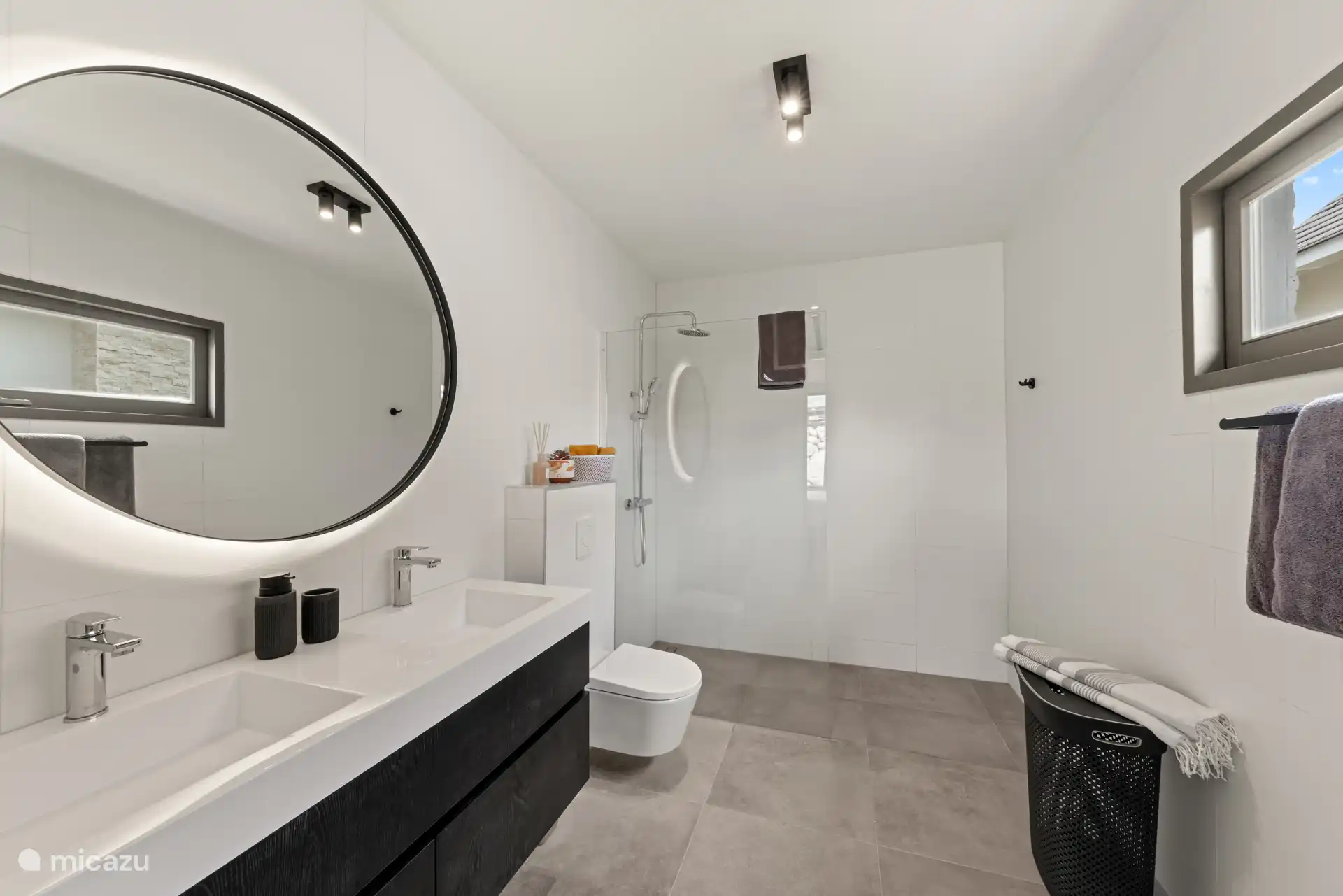 Badezimmer im Hauptschlafzimmer