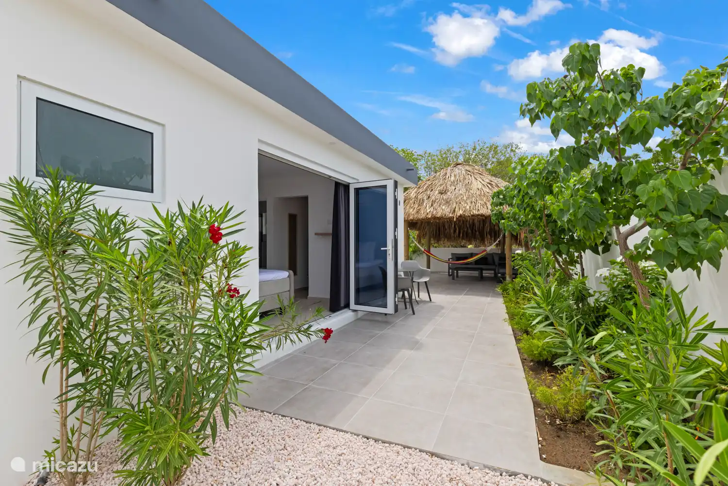Schöne Terrasse mit Sitzgelegenheiten neben dem Hauptschlafzimmer, im Grünen