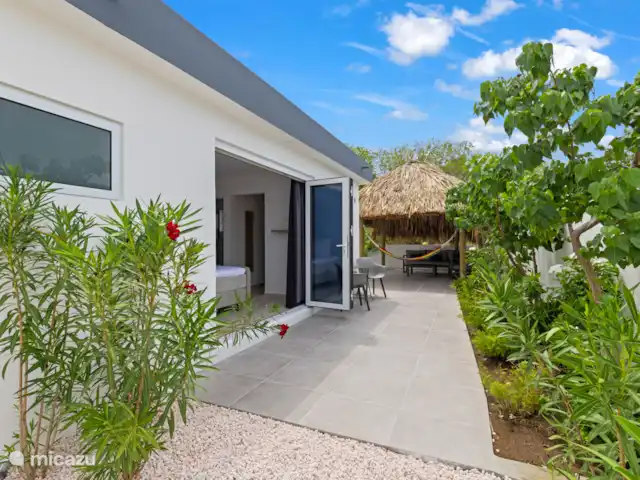 Villa Flamingo Lac | Curaçao, Banda Ariba (est), Jan Thiel - villa Belle terrasse avec sièges à côté de la chambre principale, dans la verdure