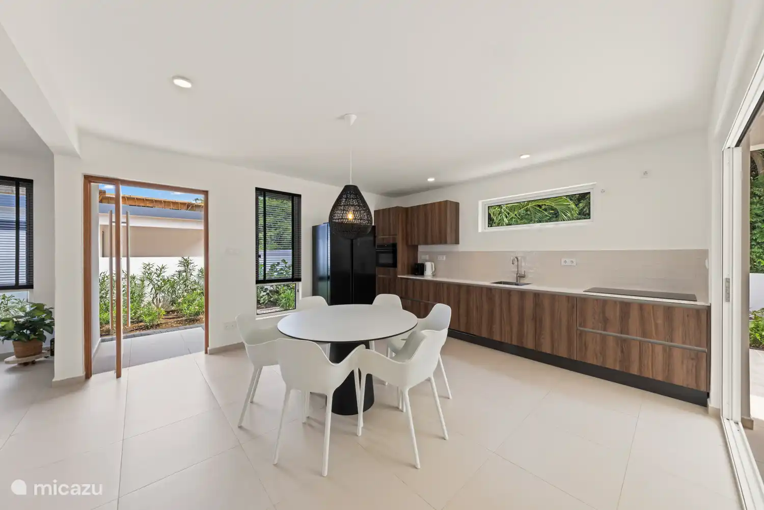 Geräumige, offene Küche.