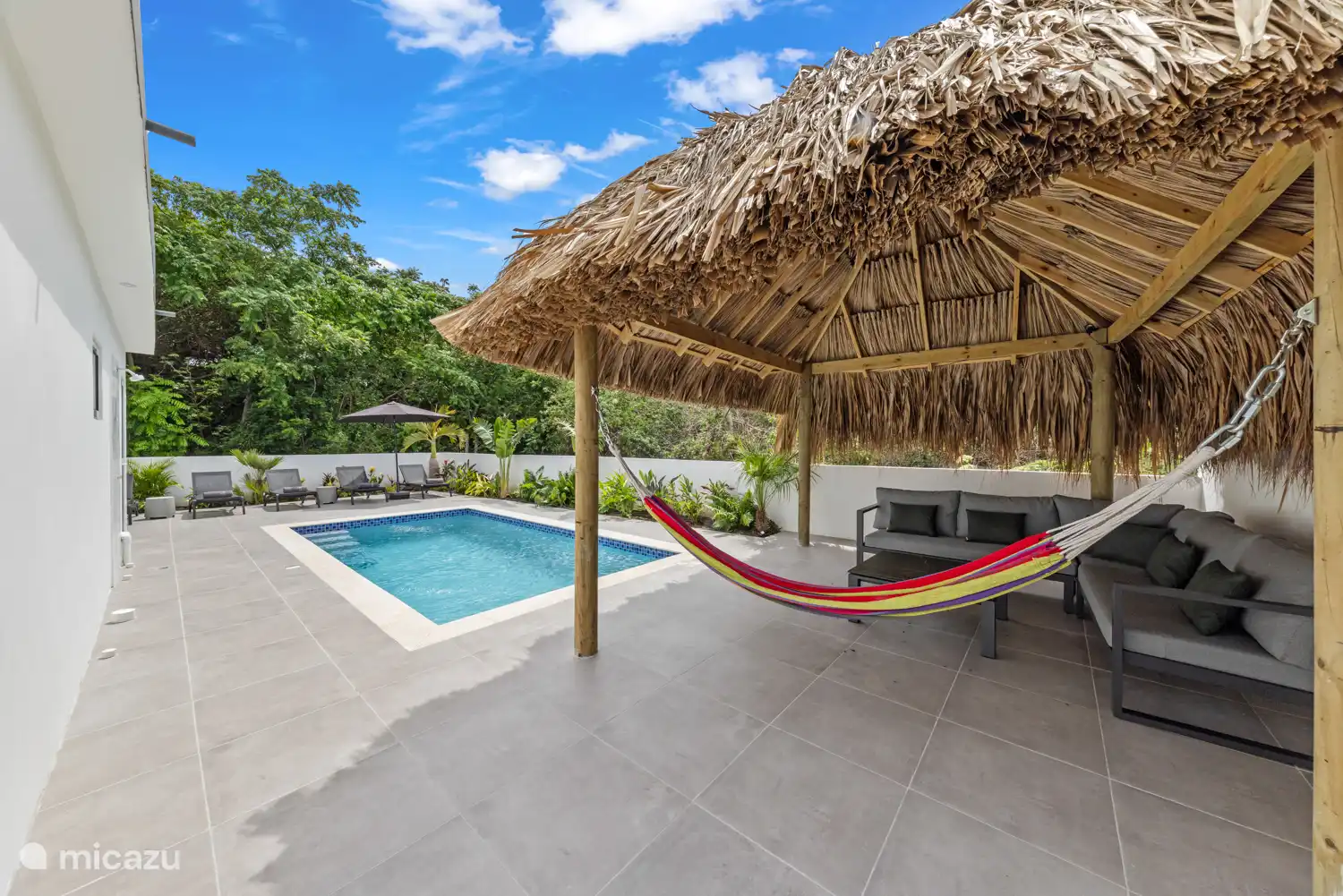 Großer Garten mit Loungebereich und privatem Pool mit Außendusche