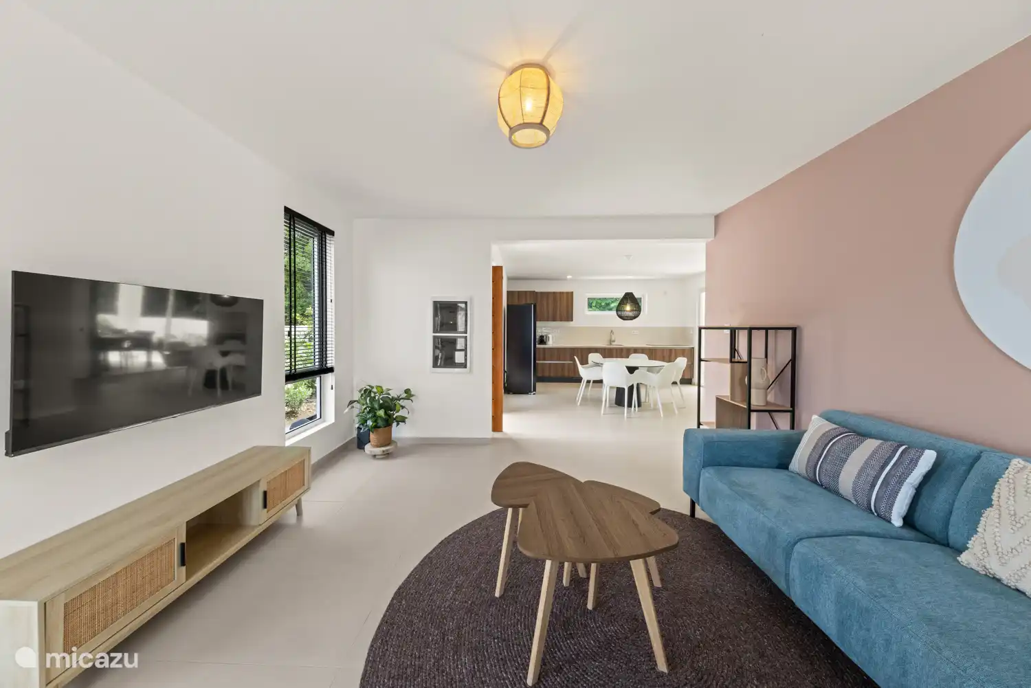 Gemütliches Wohnzimmer mit Smart-TV