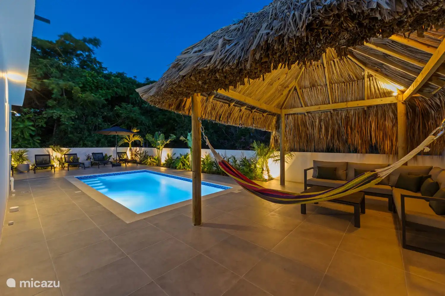 Die Lounge und der Pool am Abend