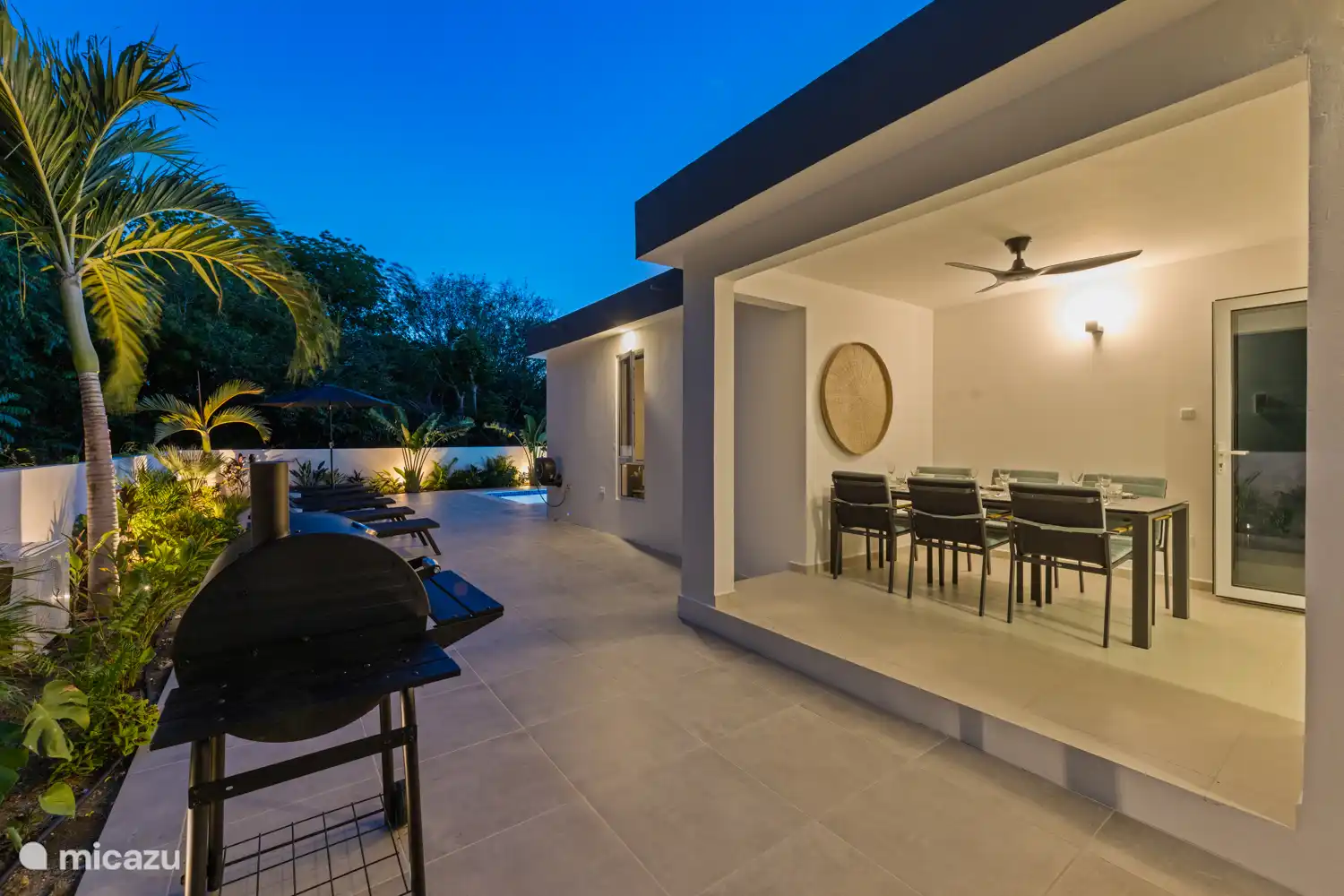 Der gemütliche Garten am Abend 