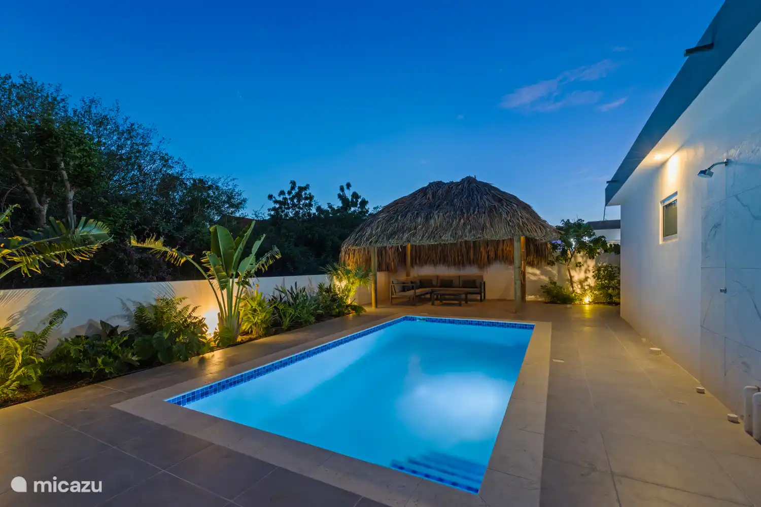 Das Schwimmbad am Abend 