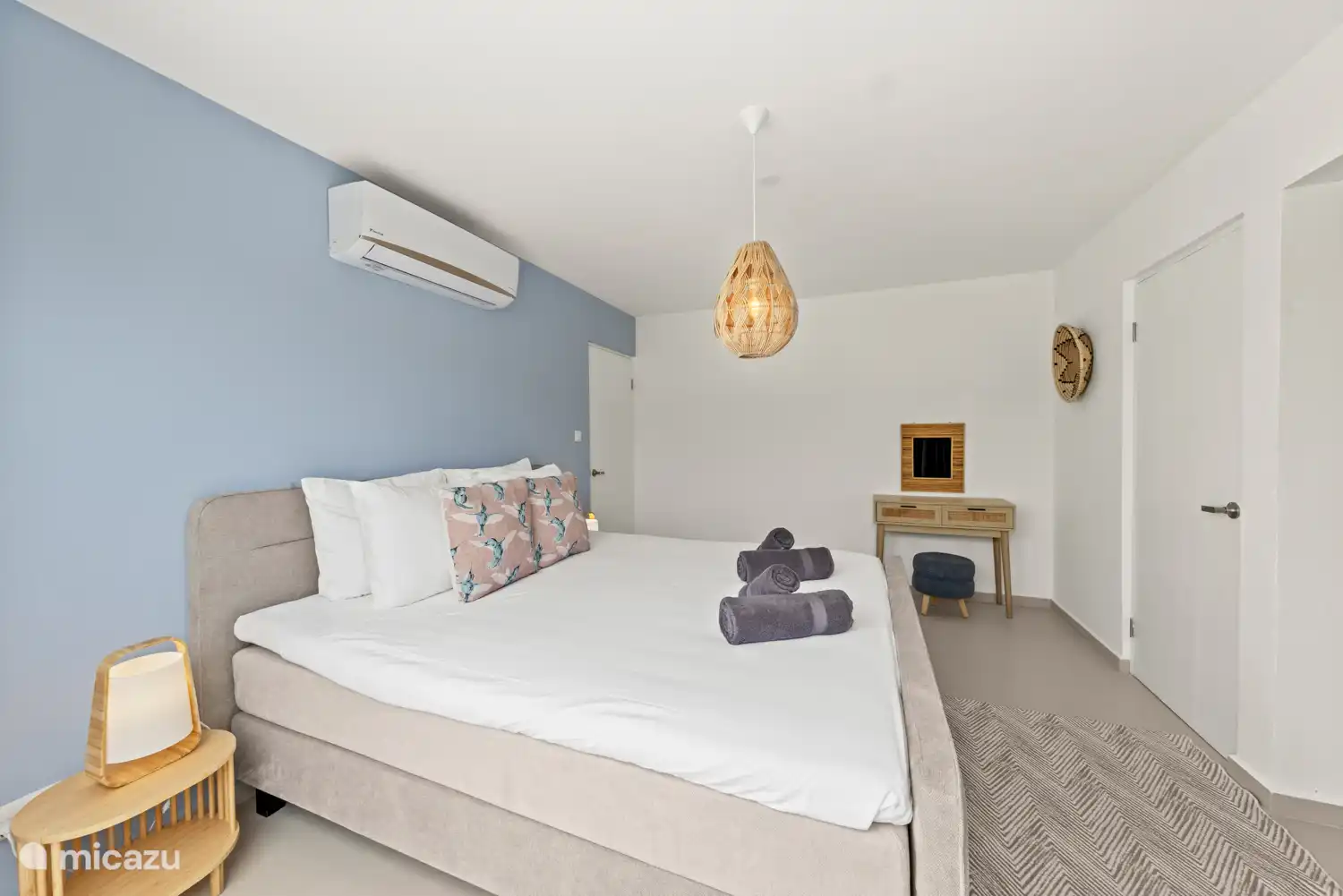 Hauptschlafzimmer mit begehbarem Kleiderschrank und Hauptbadezimmer