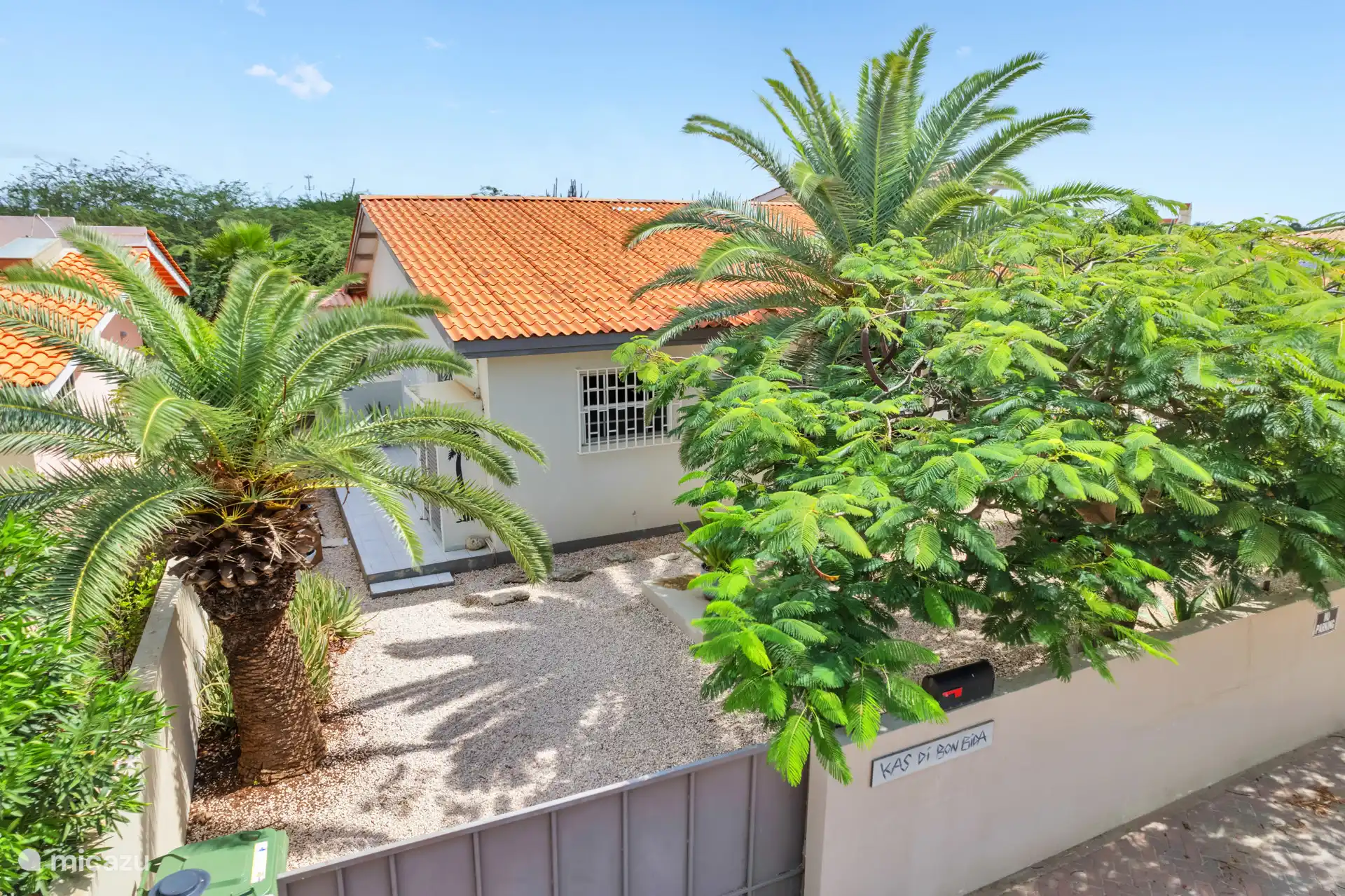 Entrada a la calle (la pared exterior ahora es azul)