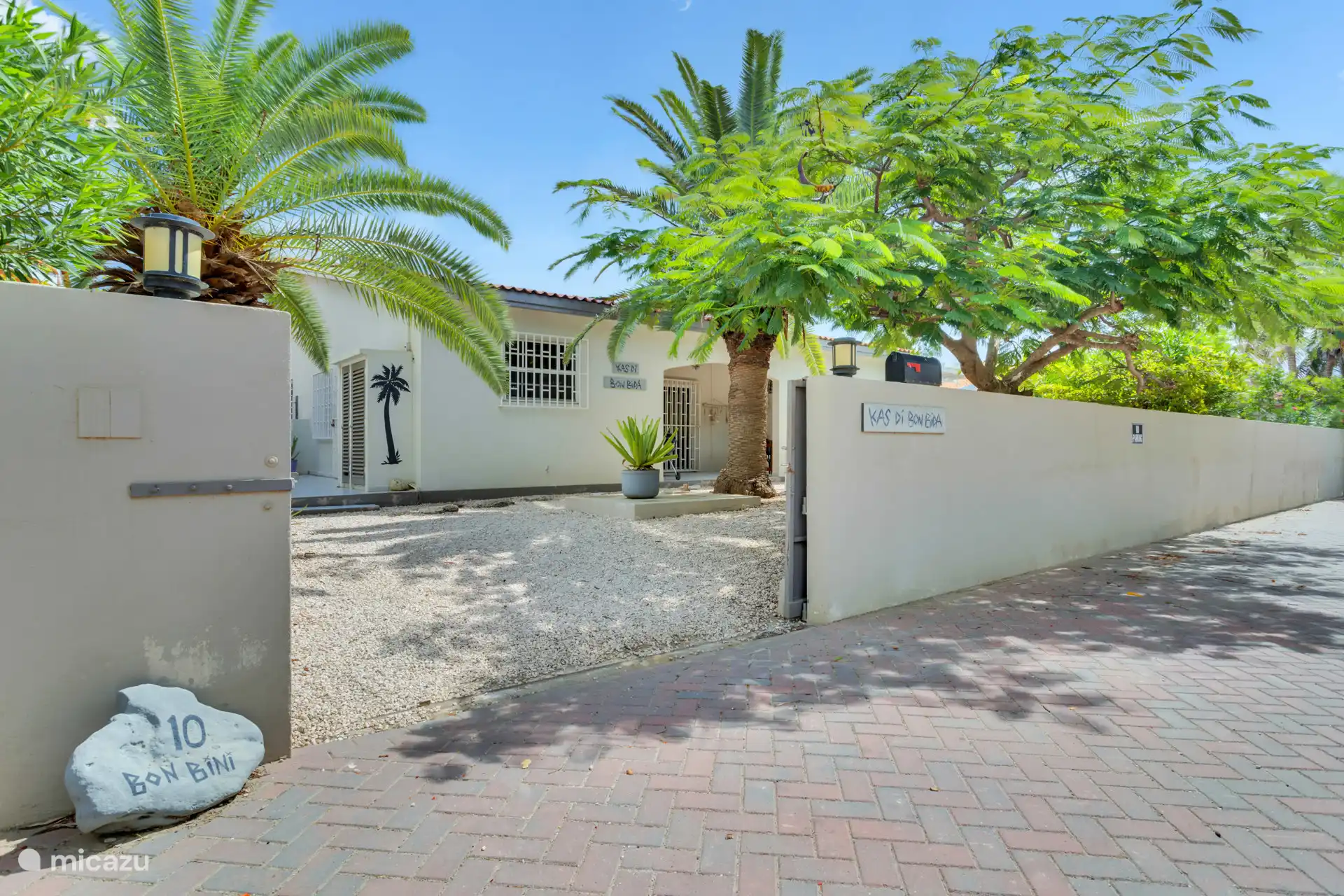 Entrada a la calle (esta pared ahora es azul)