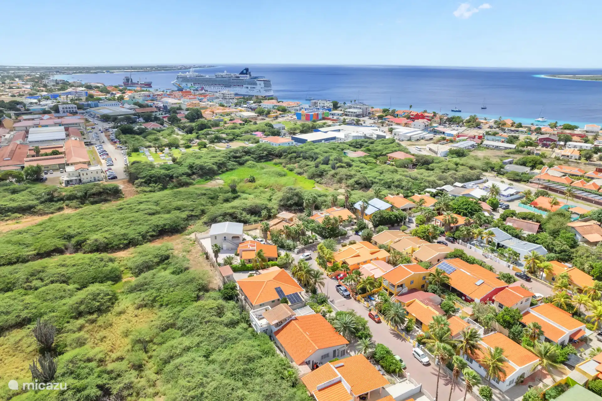 Vista de Klein Bonaire (arriba a la derecha), terminal de cruceros Kralendijk, Belnem (crucero arriba a la izquierda). 