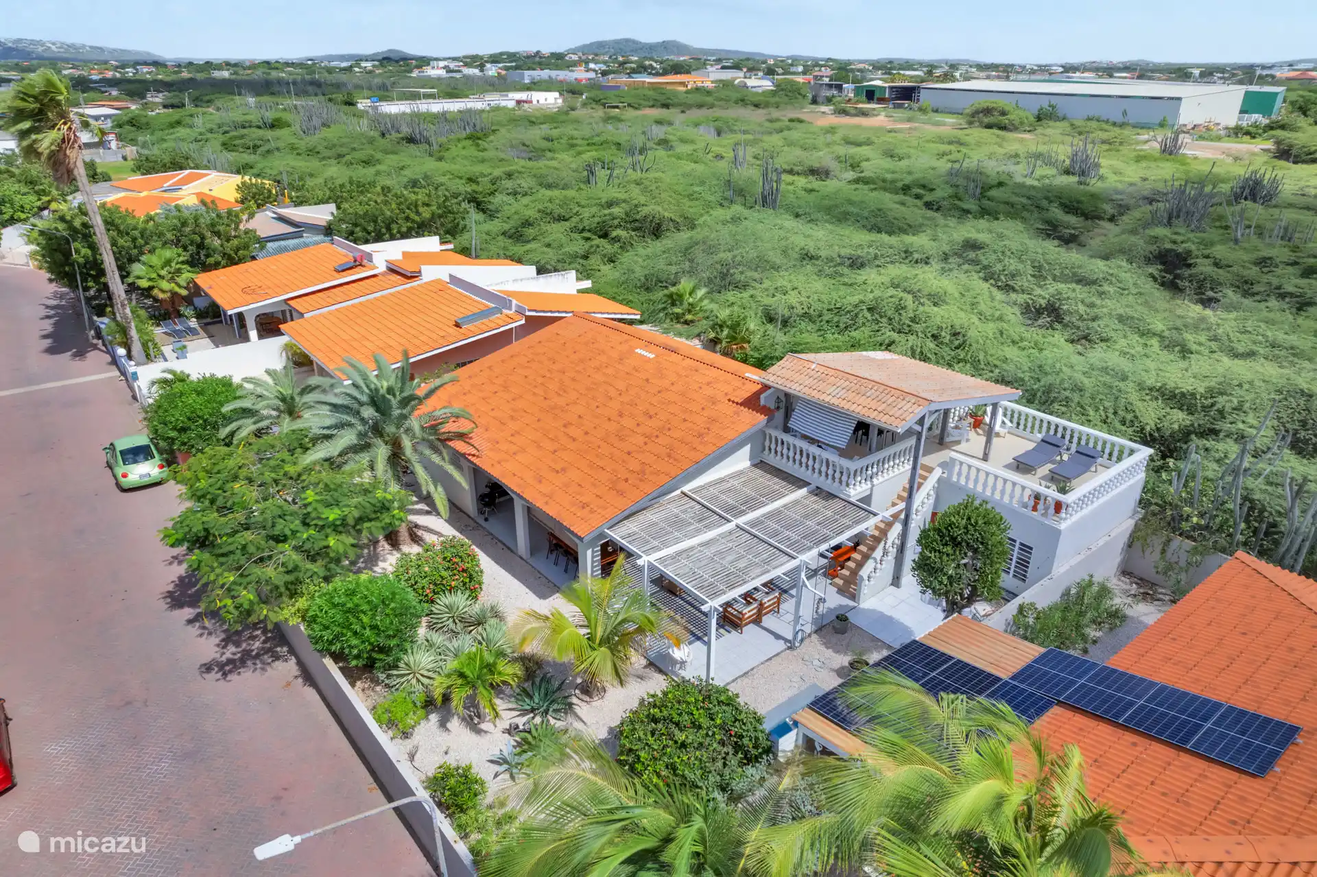 Toda la casa con el interior de la isla al fondo.