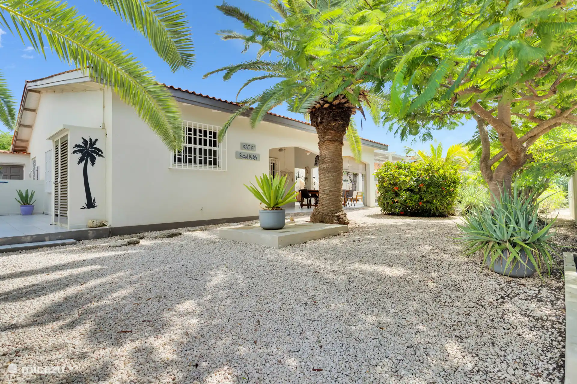 Visto desde la entrada de la calle