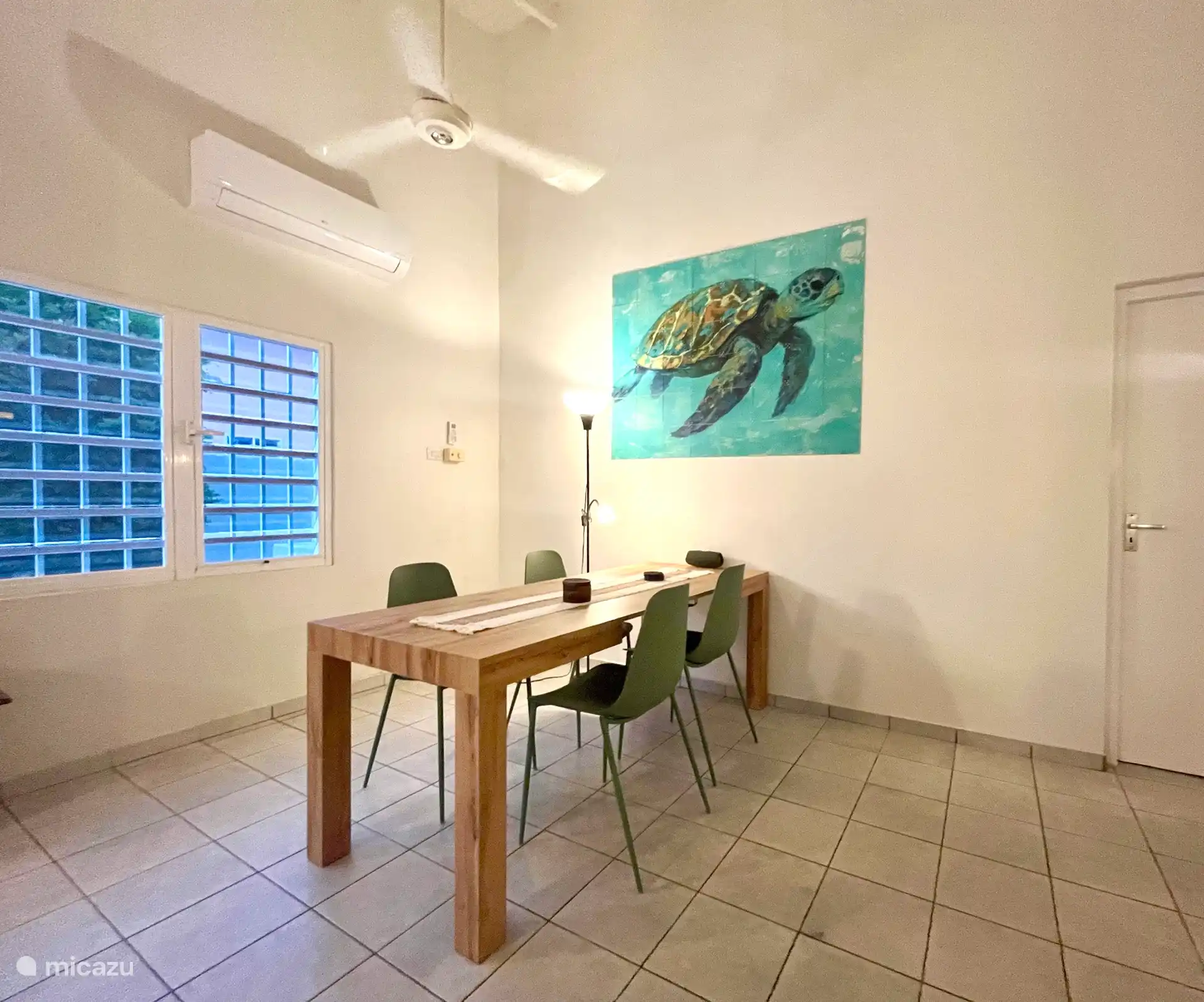 Eettafel 's avonds (met nieuwe wall art)