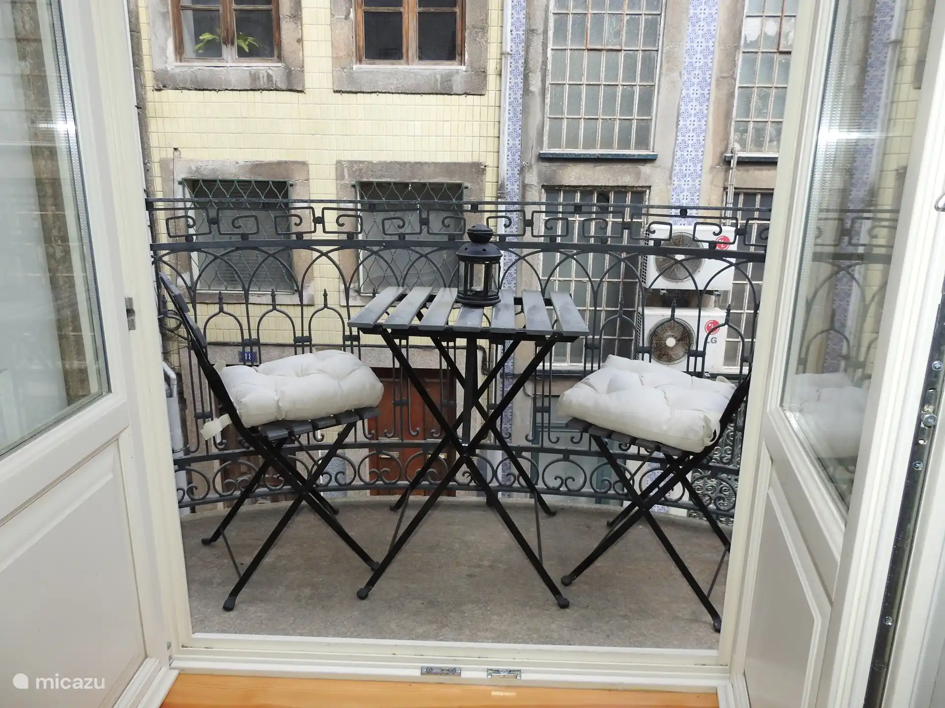 Zugang vom Wohnzimmer zum Balkon. 